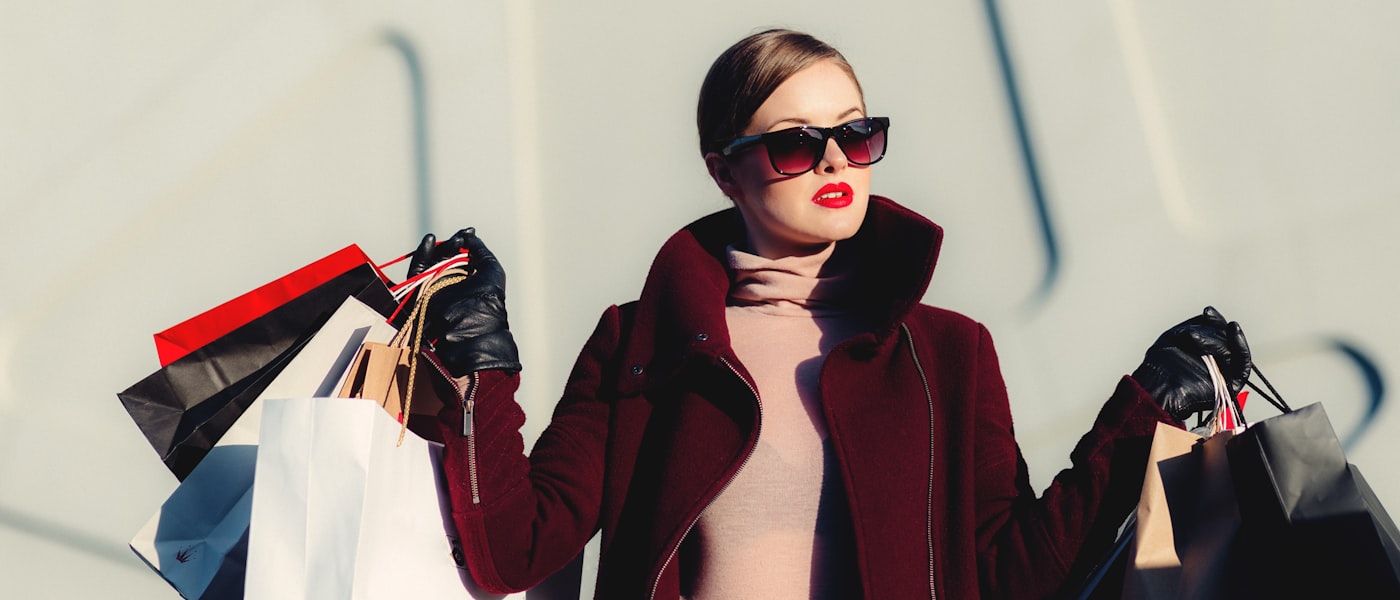 Prêt-à-porter féminin — robes, tops et accessoires